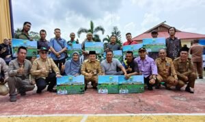 Penyerahan bantuan program Dumisake sektor pertanian dari Gubernur Jambi Al Haris