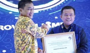 Al Haris saat menerima penghargaan Kepatuhan Tinggi Pelayanan Publik dari Ombudsman RI