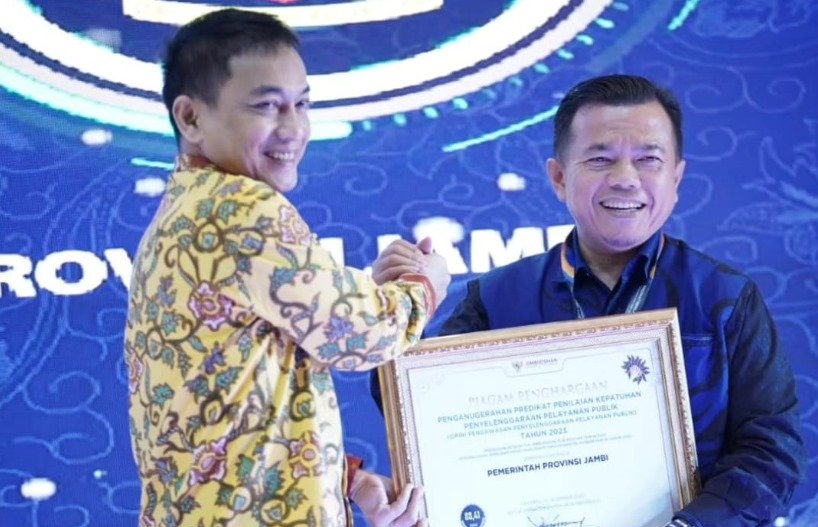 Al Haris saat menerima penghargaan Kepatuhan Tinggi Pelayanan Publik dari Ombudsman RI