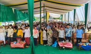 Calon Gubernur Jambi nomor urut 2 Al Haris bersama warga dan tokoh masyarakat Mandiangin