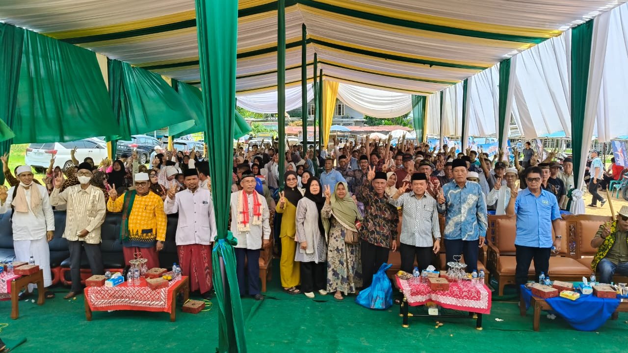 Calon Gubernur Jambi nomor urut 2 Al Haris bersama warga dan tokoh masyarakat Mandiangin