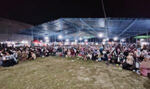 Pasangan calon gubernur Haris-Sani bersama ribuan warga Sungai Gelam menghadiri pengajian akbar Gus Muwafiq