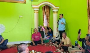 Al Haris saat berkunjung ke kediaman warga di Air Hitam Sarolangun