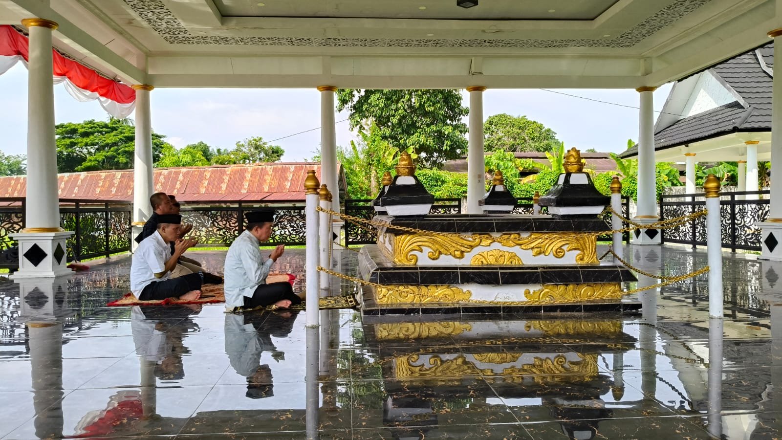 Calon Gubernur Jambi nomor urut 2 Al Haris melakukan ziarah ke makam pahlawan Jambi Sultan Thaha Saifuddin