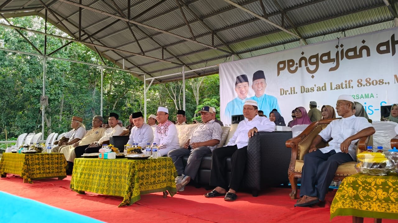 Calon Gubernur Jambi nomor urut 2 Al Haris bersama Ustadz Das'ad Latif dalam tabligh akbar di Sebapo, Kecamatan Mestong