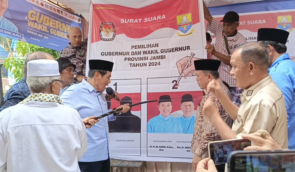Mantan Camat Telanaipura, Alexander melakukan simulasi pencoblosan disaksikan calon Gubernur Jambi nomor urut 2, Al Haris