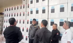 Pjs Gubernur Jambi, Sudirman saat meninjau logistik Pilkada di KPU Muaro Jambi