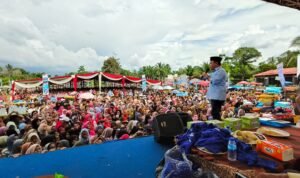 Ribuan warga meramaikan silaturahmi calon Gubernur Jambi nomor urut 2 Al Haris di Kumpeh Ulu, Muaro Jambi