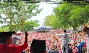 Calon Gubernur Jambi nomor urut 2 Al Haris silaturahmi dengan ribuan simpatisan di depan Kantor Bupati Merangin