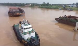 Tongkang batubara yang menanbrak tiang penyangga jembatan Aur Duri I