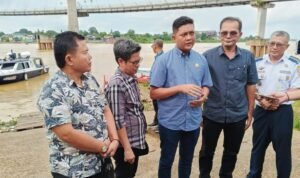 Ketua DPRD Provinsi Jambi usai meninjau jembatan Aurduri 1 yang ditabrak tongkang batubara