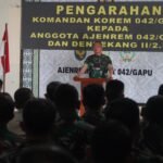 Danrem 042/Gapu Brigjen TNI Heri Purwanto saat memberikan arahan kepada personil Denbekang II/2.B dan Ajenrem