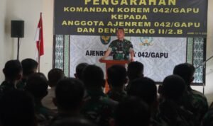 Danrem 042/Gapu Brigjen TNI Heri Purwanto saat memberikan arahan kepada personil Denbekang II/2.B dan Ajenrem Danrem 042/Gapu Brigjen TNI Heri Purwanto saat memberikan arahan kepada personil Denbekang II/2.B dan Ajenrem