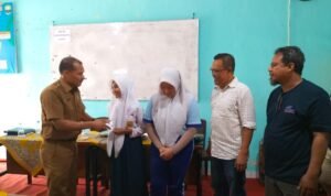 Kepala Dinas Pendidikan dan Kebudayaan Muaro Jambi, Firdaus menyerahkan sertifikat kepada peserta seminar Kepala Dinas Pendidikan dan Kebudayaan Muaro Jambi, Firdaus menyerahkan sertifikat kepada peserta seminar