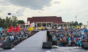 Puluhan ribu massa yang menghadiri kampanye akbar Haris-Sani
