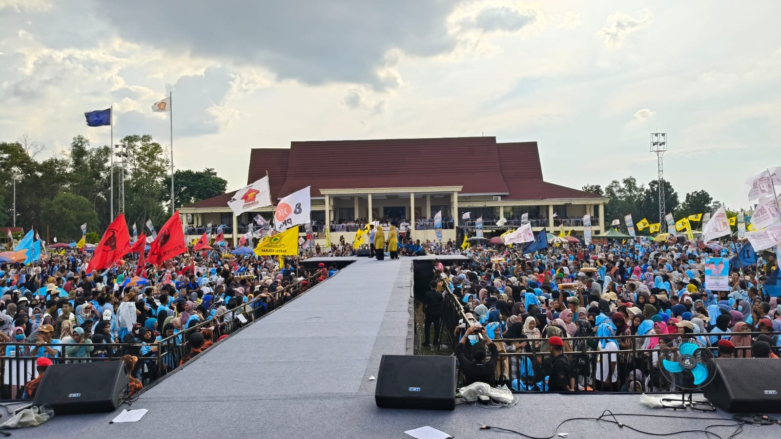 Puluhan ribu massa yang menghadiri kampanye akbar Haris-Sani