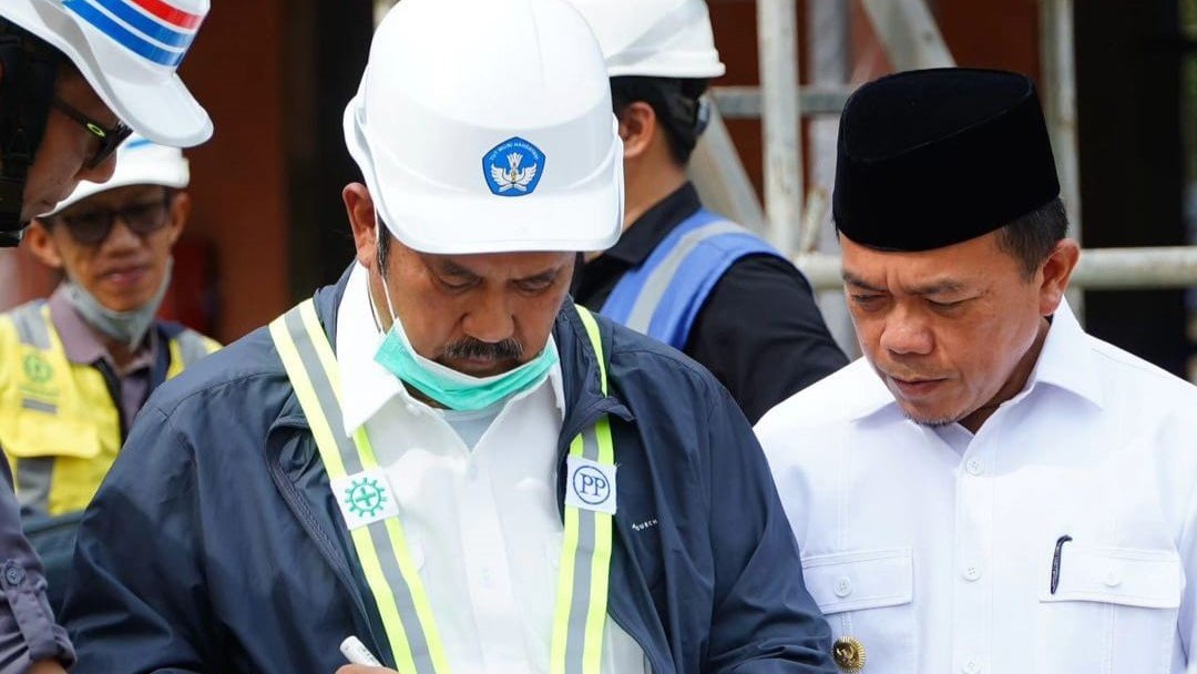 Gunernur Jambi Al Haris saat mendampingi kunjungan kerja Kepala Bappenas RI Rachmat Pambudy