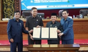 Pimpinan DPRD bersama Gubernur Jambi usai paripurna penetapan APBD tahun 2025