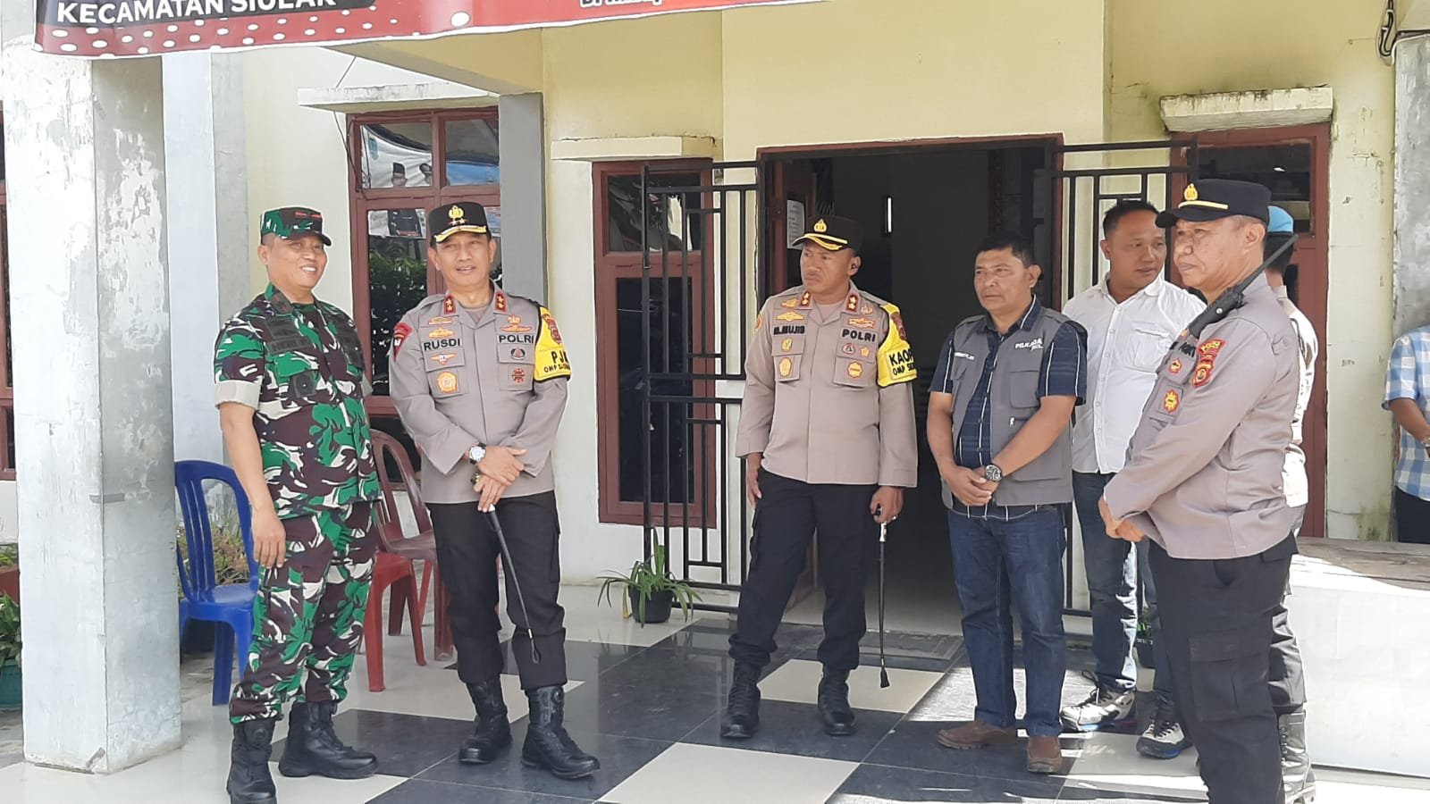 Danrem 042/Gapu Brigjen TNI Heri Purwanto bersama Kapolda Jambi Irjen Pol Rusdi Hartono saat meninjau pleno tingkat PPK