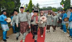 Gubernur Jambi, Al Haris didampingi Ketua TP PKK Provinsi Jambi Hesnidar Haris saat menghadiri HUT ke-76 Kabupaten Batanghari