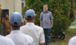 Wakil Ketua Komisi IV DPRD Provinsi Jambi Rusli Kamal Siregar menjadi inspektur upacara di SMKN 3 Kota Jambi