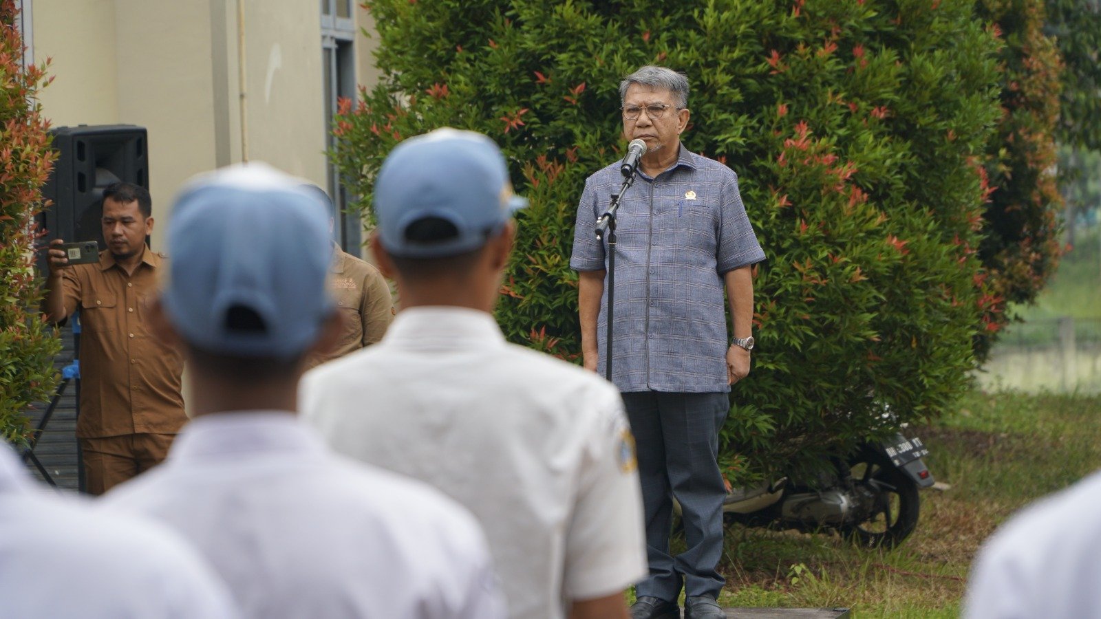 Wakil Ketua Komisi IV DPRD Provinsi Jambi Rusli Kamal Siregar menjadi inspektur upacara di SMKN 3 Kota Jambi