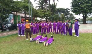 Siswa SMA IT Nurul Ilmi belajar pengetahuan jasmani dii Makorem 042/Gapu