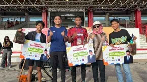 Ketua DPRD Provinsi Jambi M. Hafiz Fattah foto bersama pemenang lomba Jambi City Run