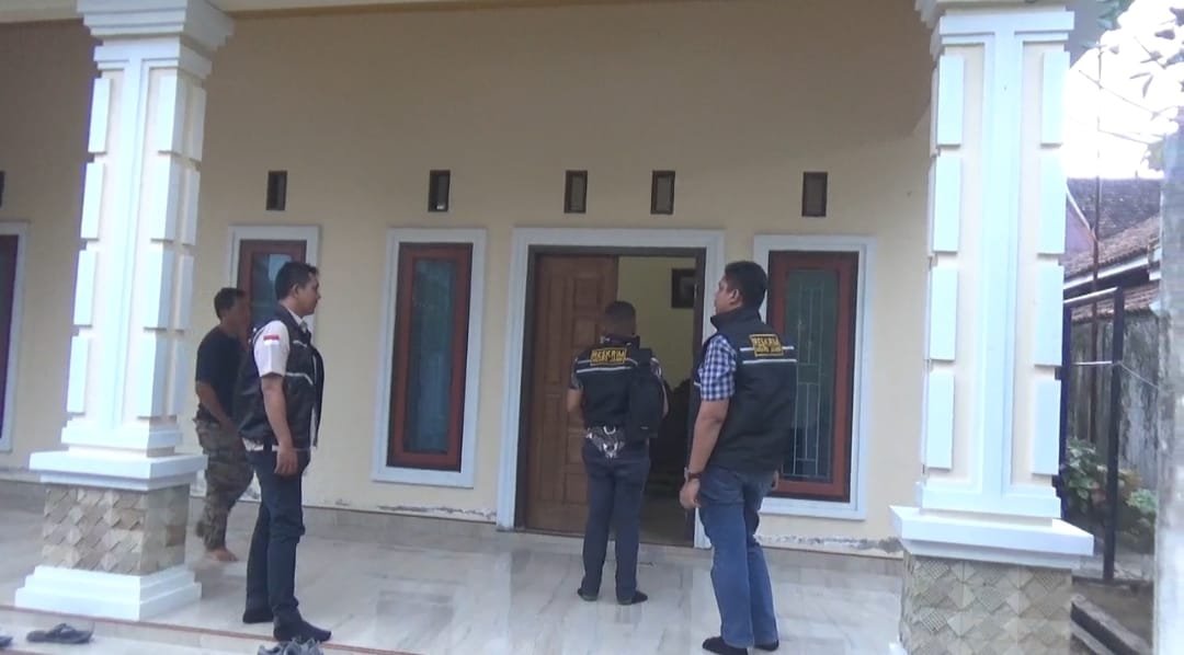 Suasana penggeledahan di kediaman Fatahillah