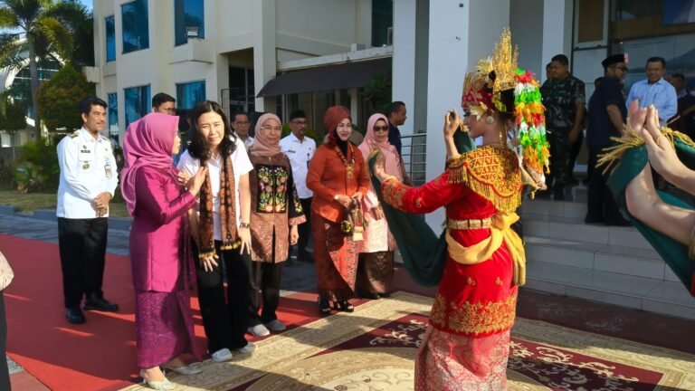 Wamen PPPA Veronica Tan saat tiba di Jambi disambut tarian selamat datang