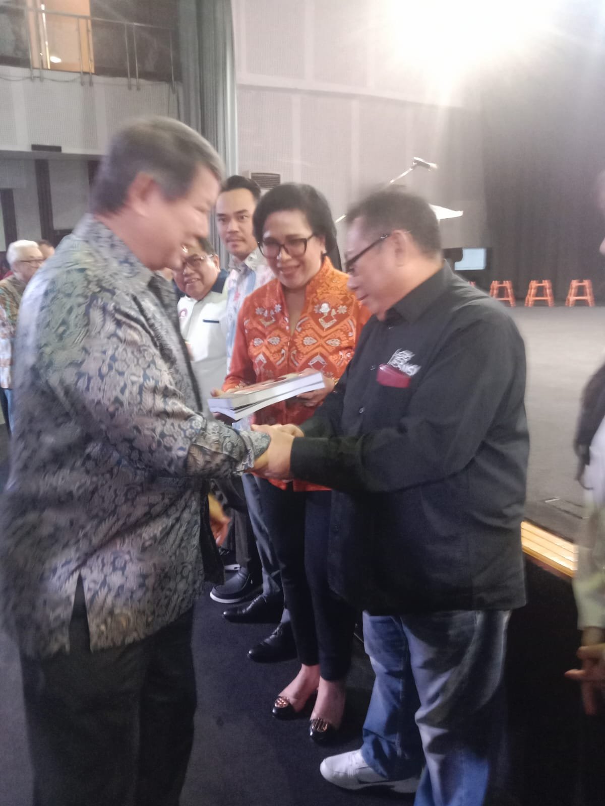 Pemberian ucapan selamat kepada Ketua Umum SMSI Firdaus dari Ketua Dewan Pembina FORMAS, Hashim Djojohadikusumo