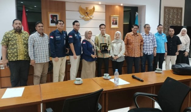 Penyerahan hasil audiensi soal honorer dari DPRD Provinsi Jambi kepada BKN RI