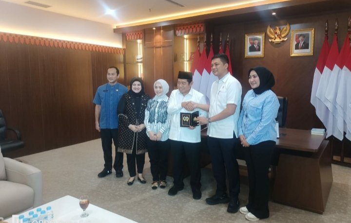 Penyerahan cinderamata dari Ketua DPRD Provinsi Jambi M. Hafiz kepada Ketua DPRD DKI Jakarta