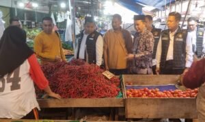 Tim Satgas Pangan Polda Jambi saat memantau harga dan stok cabai pasca libur Nataru di pasar tradisional Angso Duo