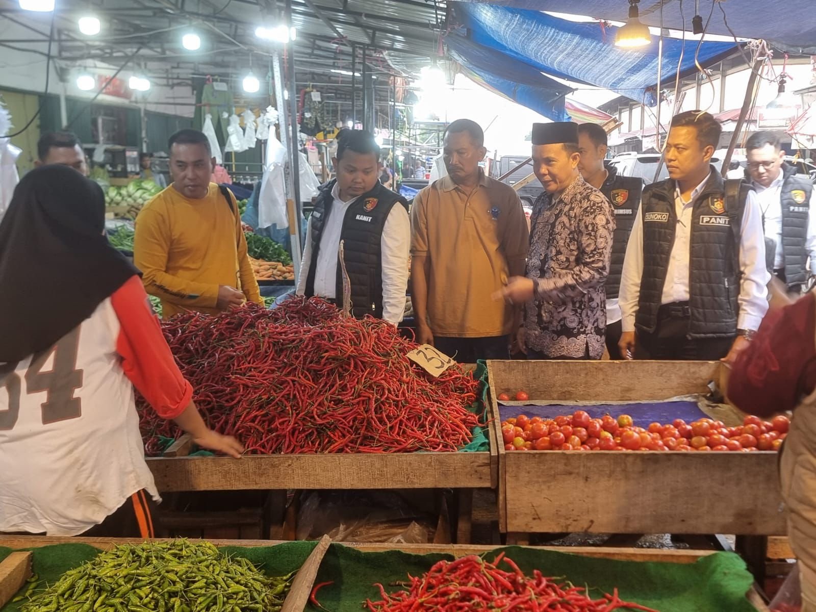 Tim Satgas Pangan Polda Jambi saat memantau harga dan stok cabai pasca libur Nataru di pasar tradisional Angso Duo