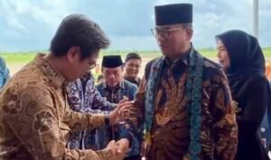 Wakil Ketua Komisi III DPRD Provinsi Jambi Ansori saat menyambut kedatangan Mendes Yandri Susanto