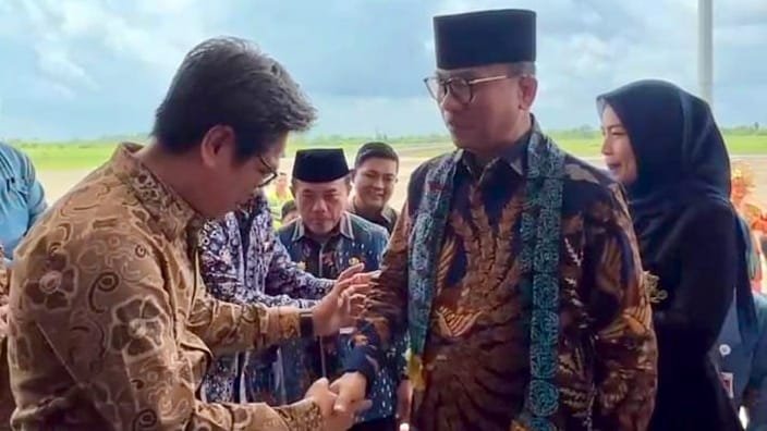 Wakil Ketua Komisi III DPRD Provinsi Jambi Ansori saat menyambut kedatangan Mendes Yandri Susanto