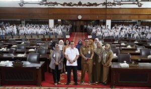 Foto bersama Sekretaris Komisi lll DPRD Provinsi Jambi, Ahmad Fauzi dengan siswa SMA Negeri 4 Kota Jambi