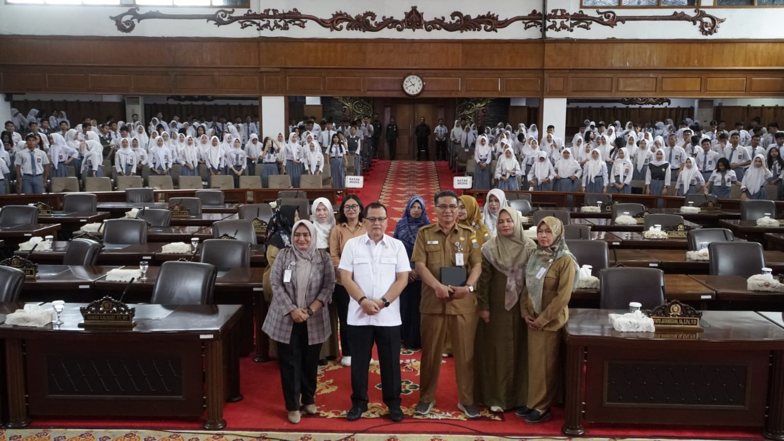 Foto bersama Sekretaris Komisi lll DPRD Provinsi Jambi, Ahmad Fauzi dengan siswa SMA Negeri 4 Kota Jambi