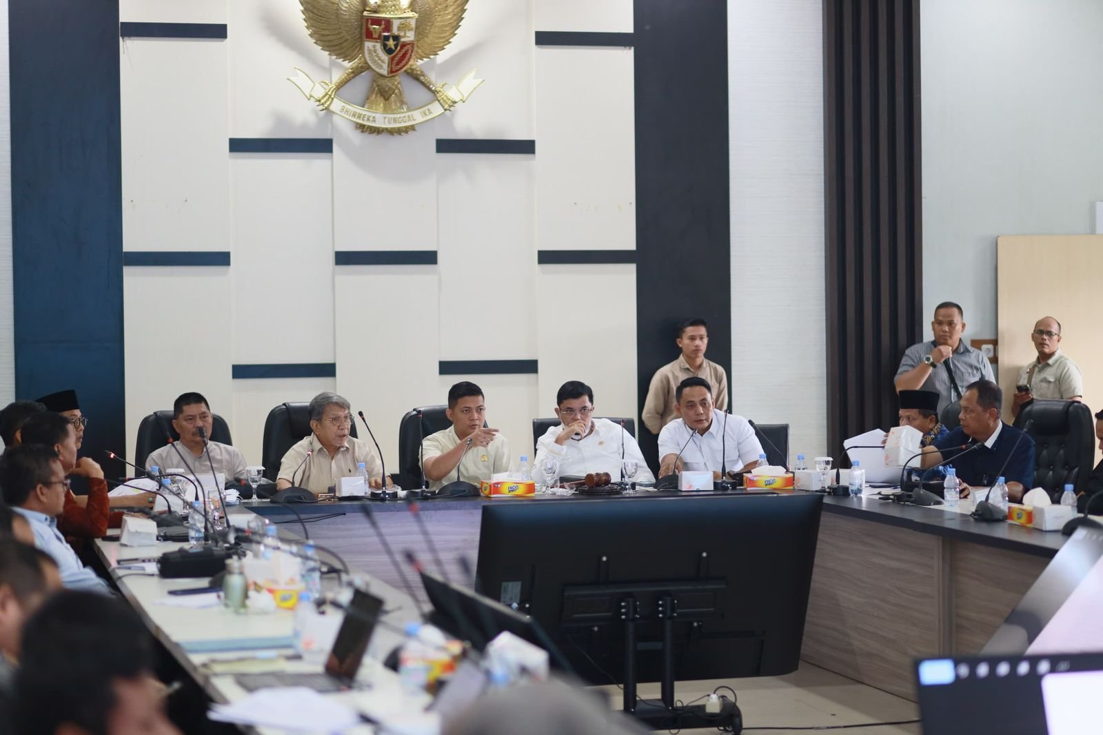 Audiensi asosiasi honorer dengan pimpinan dan anggota DPRD Provinsi Jambi