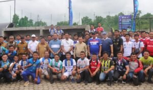 Gubernur Jambi Al Haris foto bersama peserta turnamen mini soccer