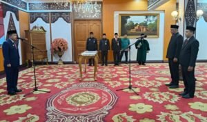 Gubernur Jambi Al Haris saat melantik Kepala Biro Organisasi dan Kepala Biro Perekonomian