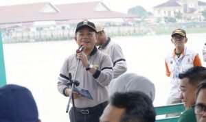 Gubernur Jambi Al Haris saat membuka lomba perahu tradisional di sungai Batanghari
