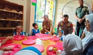 Gubernur Jambi Al Haris saat memantau pelaksanaan program makan bergizi gratis (MBG)