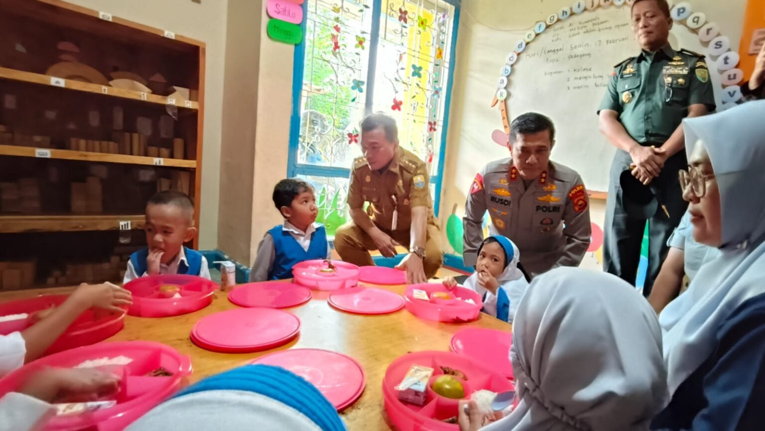 Gubernur Jambi Al Haris saat memantau pelaksanaan program makan bergizi gratis (MBG)
