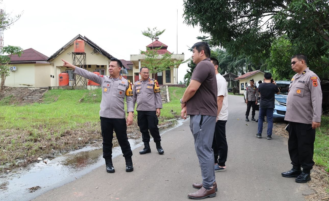 Kapolresta Jambi Kombes Boy Siregar saat meninjau lokasi pembangunan dapur sehat