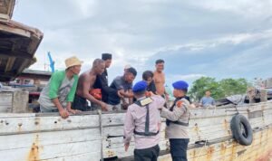 Personel Ditpolairud Polda Jambi saat membagikan takjil kepada nelayan