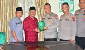Karo Ops Polda Jambi Kombes Pol M. Edi Faryadi bersama Ketua MUI Provinsi Jambi Prof. H. Hasan