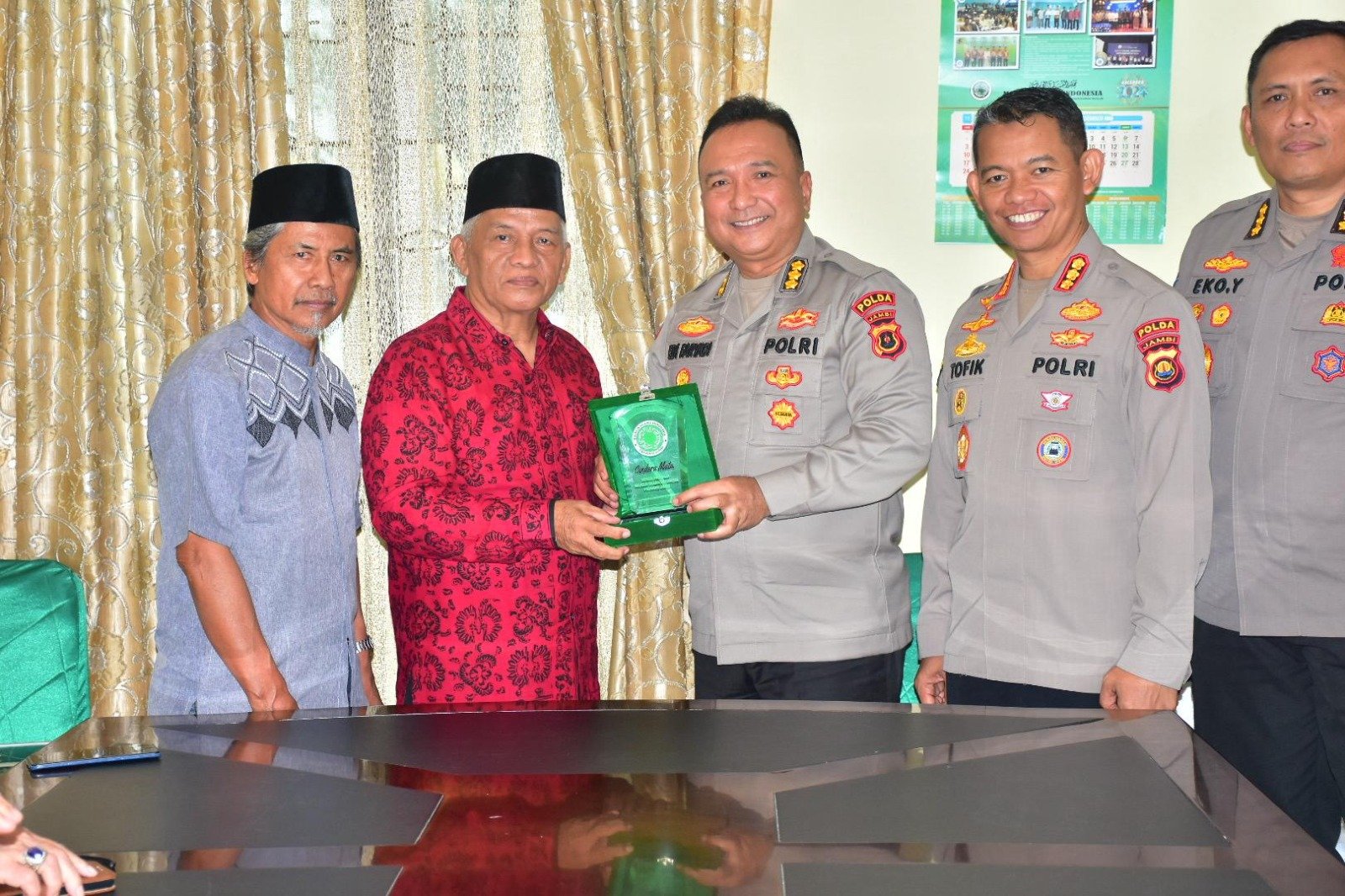 Karo Ops Polda Jambi Kombes Pol M. Edi Faryadi bersama Ketua MUI Provinsi Jambi Prof. H. Hasan