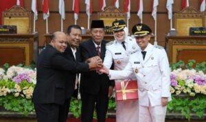 Wakil Gubernur Jambi Abdullah Sani bersama Bupati dan Wakil Bupati Tanjung Jabung Timur yang telah dilantik